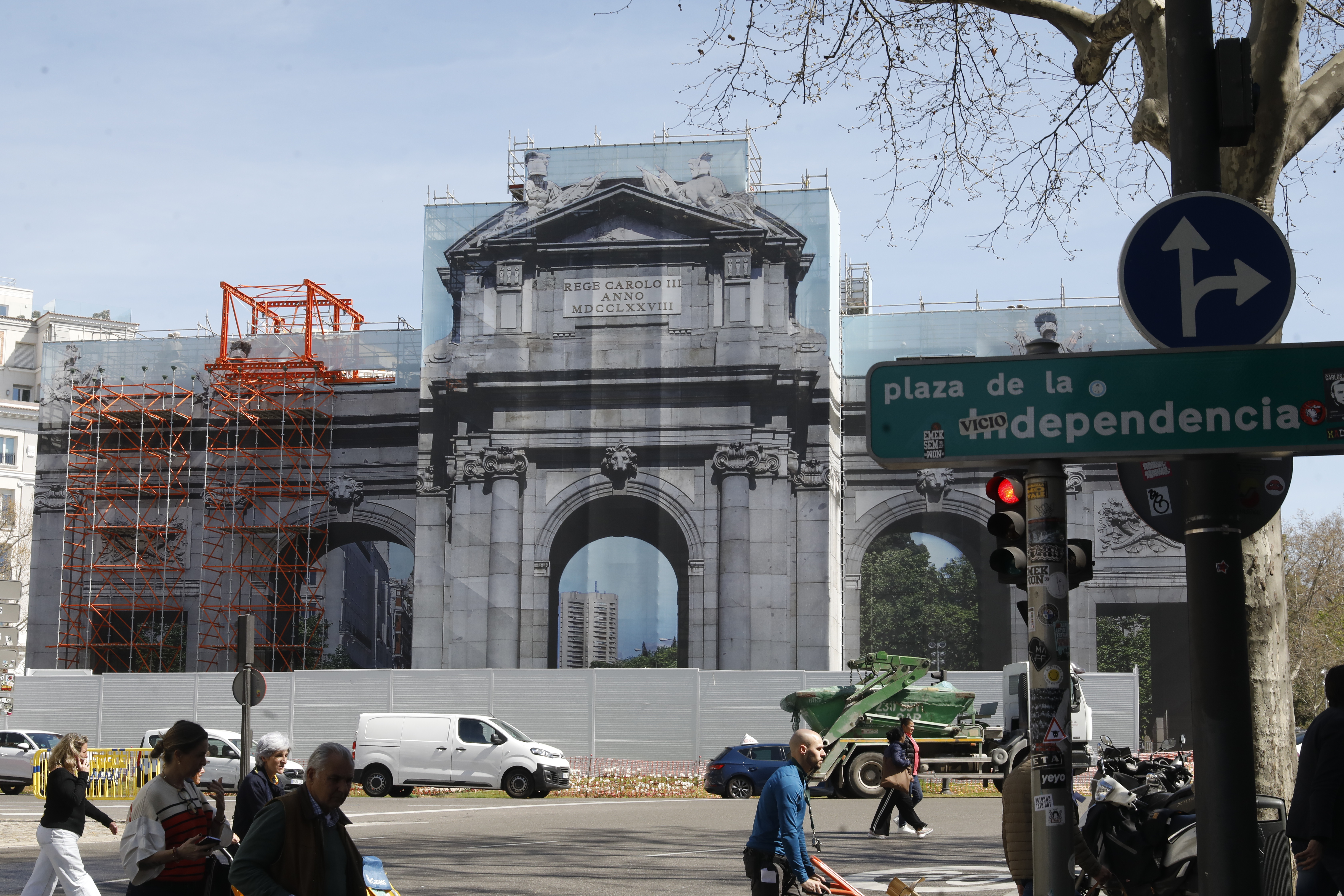 Imagen de la Puerta de Alcalá en restauración